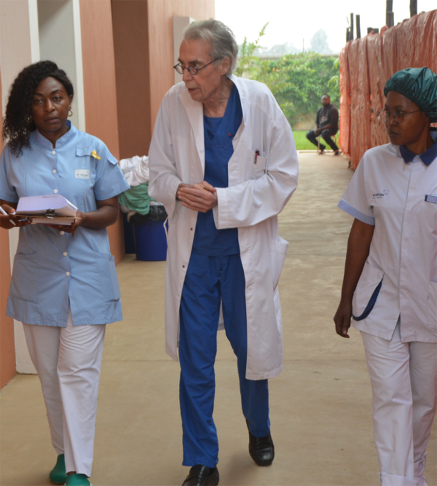 Dokter Moreels op ronde in het chirurgisch centrum van UNICHIR in Beni in Oost-Congo